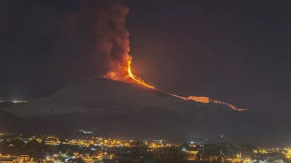 İtalya Ulusal Jeofizik ve Volkanoloji Enstitüsü (INGV) Katanya şubesinden yapılan açıklamaya göre, Etna'nın güneydoğusundaki kraterden yoğun bir lav akışı meydana geldi.