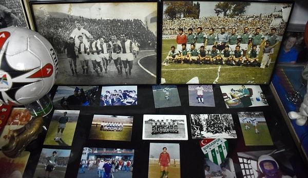 Maçlarda kullanılan futbol topları, futbol haberlerinin yer aldığı gazete kupürleri, çeşitli fotoğraflar, flamalar ve rozetler de Ceylan'ın genişleyen koleksiyonunun bir parçası oldu.