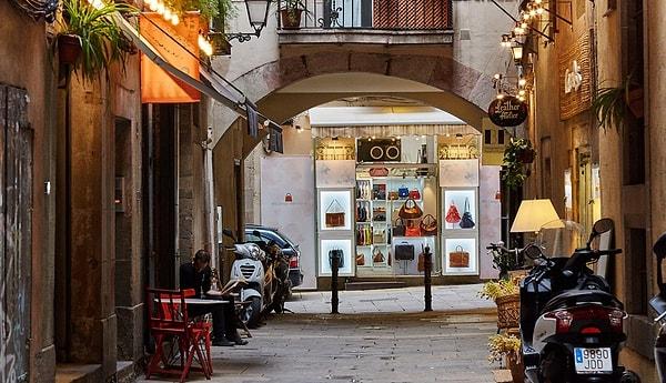Barselona'nın İspanya'nın en tarihi ve kültürel şehirlerinden biri olduğu biliniyor. Özellikle çiftin ev aldığı El Born bölgesinin Orta Çağ mimarisiyle inşa edilmiş sokakları bulunuyor.