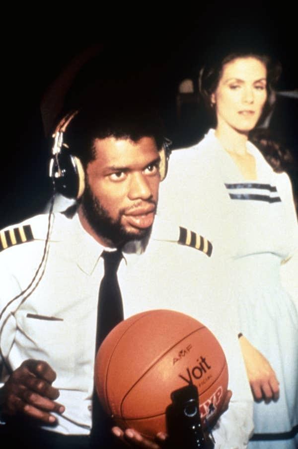3. Yönetmen ve ortak yazar Jerry Zucker'a göre, halı koleksiyoncusu olan Kareem Abdul-Jabbar'a "Airplane!" filminde Birinci Pilot Roger Murdock rolü için başlangıçta 30 bin dolar teklif edildi.