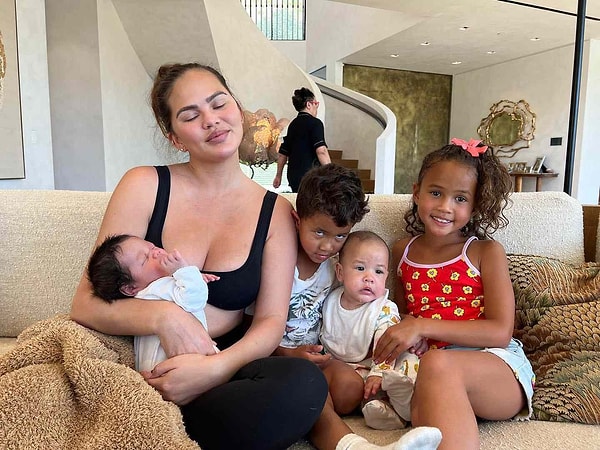 John Legend ile mutlu bir evliliği olan Chrissy Teigen, yakın zamanda 4. çocuğunu dünyaya getirdi.