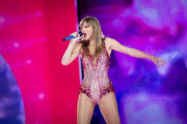 ABD’li dünyaca ünlü şarkıcı Taylor Swift, Arjantin ekonomisine konserle ilaç etkisi yarattı. Pop yıldızı Buenos Aires’te verdiği konserlerle resesyonda olan ülkenin turizm gelirlerini artırarak döviz girişi sağladı.
