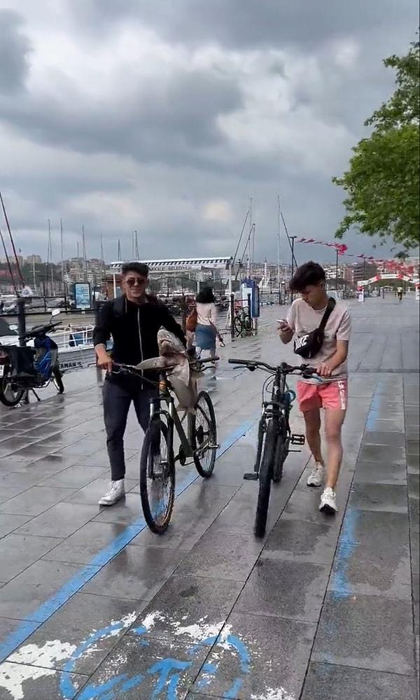 Yakaladıkları balıkla birlikte bisikletle tur atan gençler, sosyal medyada paylaşıldı.