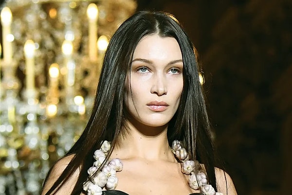 Öte yandan Bella Hadid'in Filistin'i desteklediği için Dior ile anlaşmasının sonlandırılması hatırlatıldı.