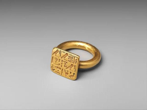 6. Antik Mısır'da önemli bir figür olan rahip Sienamun'a ait altın yüzük. (M.Ö 664)