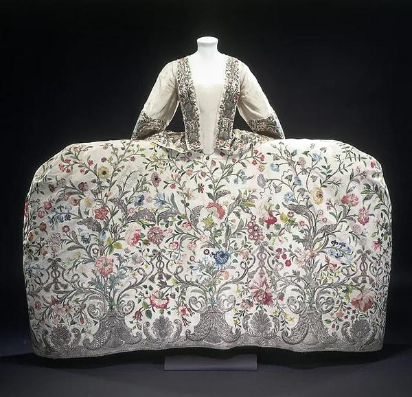 12. İngiltere'deki aristokrat bir kadının çiçek motifli elbisesi. (1740-1745)