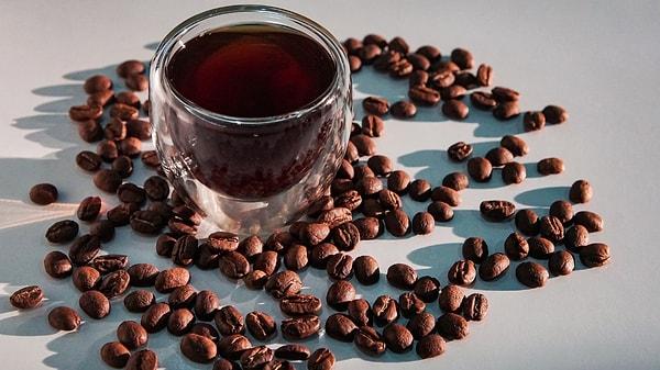 Damlama önleyici özelliği, kahve severlerin tam öğütme döngüsü sona ermeden önce bir fincan kahve alabilmelerine imkan sağlıyor.