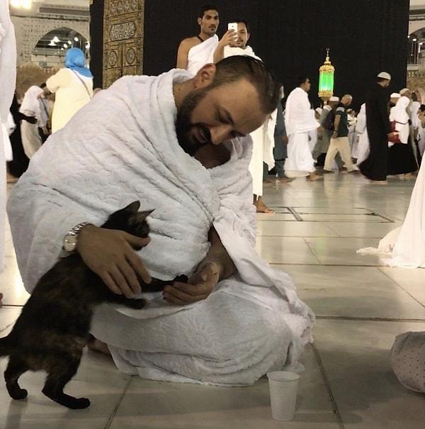 Hayvan sevgisiyle meşhur Üsküdar Aziz Mahmud Hüdayi Camisi'nin imamı Mustafa Efe, sosyal medya paylaşımlarıyla sık sık gündem oluyor.