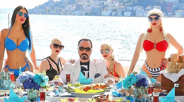 Şimdi ise Adnan Oktar'ın bir kediciğe 10 yıl boyunca evde bir odada hapis hayatı yaşattığı ortaya çıktı. Gazeteci Dinçer Gökçe,