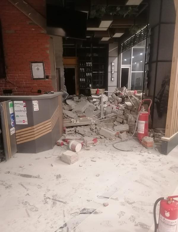 Alışveriş merkezinin zemin katındaki bir kafeteryada iddiaya göre doğalgaz sıkışması sonucu patlama meydana geldi.