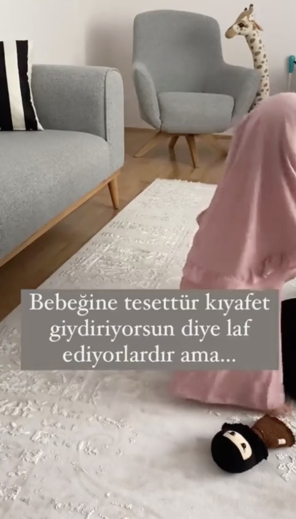 Tesettürlü bir kadın kullanıcı yayınladığı videoyla tartışma yarattı. Videoda, küçük kızını tesettüre sokan annenin çocuğunun oyuncaklarını da tesettürlü seçmesi ve zürafanın da başını örtmesi olay oldu.