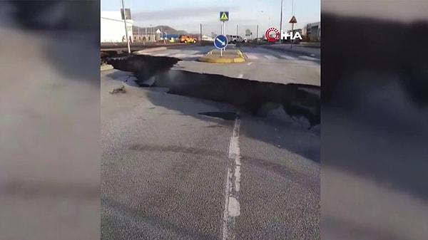 Uzmanlar, sismik hareketliliğinin düne göre azaldığını ancak yarımadanın altından geçen 15 kilometre uzunluğundaki magma nehrinin hala aktif olduğunu ve şu anda boşaltılmış olan Grindavik kasabasını tehdit ettiğini vurguladı.