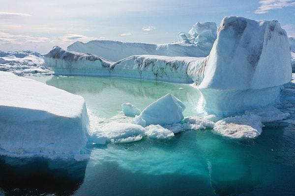 Grönland, devasa bir buz tabakasına ek olarak yaklaşık 20.000 çevresel buzul barındırıyor.