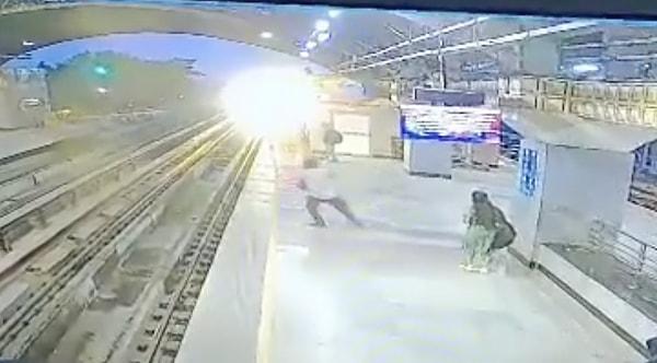 Metro yaklaştığı sırada, karısını da tutarak raylara atlayan adamın o anları metronun kameralarına yansıdı.