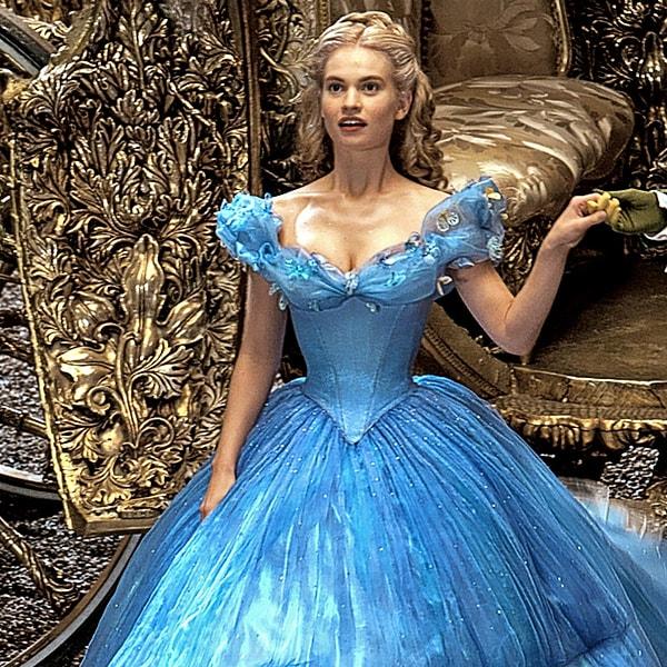 15. Lily James, Cinderella'da rol alırken balonun sadece bir gece sürmesinden memnundu çünkü elbise "çok büyük, çok ağırdı" ve korse "özellikle dardı".
