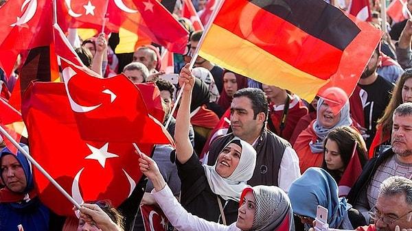 Ta ki Alman hükümetinin gündeminde çifte vatandaşlık yasası gündemdeyken başka bir yandan farklı bir tartışma zemini "yeniden" ortaya çıktı. Bu tartışma da Almanya'daki Türklerin Türkiye için oy verip vermemesine yönelikti.