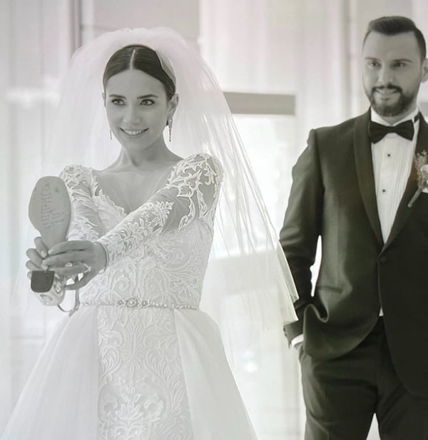 2018 yılında nikah masasına oturan şarkıcı Alişan ve oyuncu Buse Varol çiftinin Burak ve Eliz isminde iki tane çocukları var.
