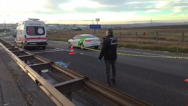 Kaza, Ergene ilçesi Edirne yolu üzeri Marmaracık Mahallesi mevkiinde meydana geldi. Çorlu’dan Lüleburgaz istikametine seyreden İ.S. yönetimindeki 59 ZG 021 plakalı otomobil, köpeğiyle birlikte gezintiye çıkan 33 yaşındaki Gülşah Mete’ye karşıya geçerken çarptı.