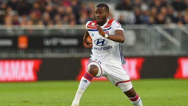 2019'un yaz transfer döneminde Lyon'dan Tottenham'a 65 milyon euro bedelle transfer olan Ndombele, o dönem Fransa Milli Takımı'na kadar yükselmiş ve adeta tüm dikkatleri üzerine çekmişti.