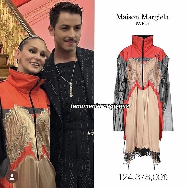 Farah Zeynep Abdullah'ın tüm sosyal medya kullanıcıları tarafından sıfır alan elbisesinin fiyatı ve markası ortaya çıktı! Maison Margiela markasına ait olan elbisenin fiyatının 124 bin 378 lira olduğu öğrenildi!