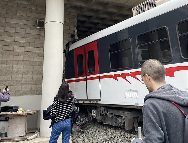 İzmir’de seyir halindeki metro, Sanayi durağında raydan çıkarak duvara çarptı. Bölgeye çok sayıda ekibin sevk edildiği öğrenildi.