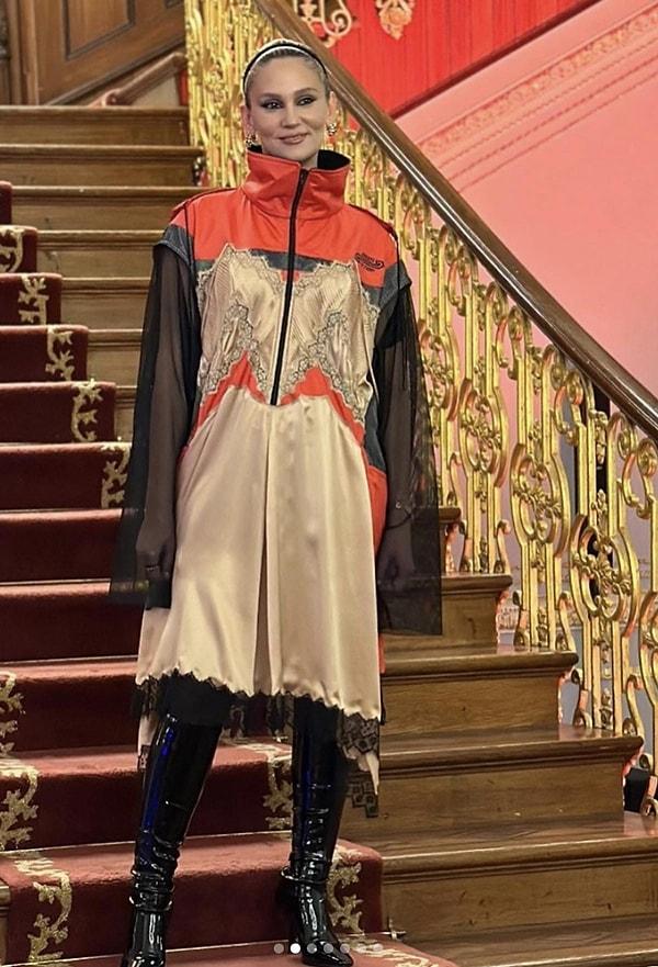 Oldukça enteresan bir elbise tercih eden Farah Zeynep, hem elbisesiyle hem de elbisesinin 124 bin 378 liralık fiyatıyla sosyal medyanın diline düştü.