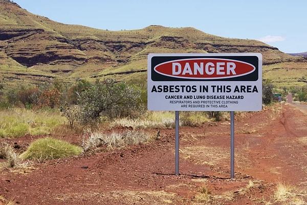 "Bir zamanlar canlı bir maden kasabası olan Wittenoom, ciddi güvenlik endişeleri nedeniyle sakinlerinin ayrılmak zorunda kalmasının ardından yok olmaya başlıyor. Bu yer, Avustralya'nın Çernobili olarak anılıyor.