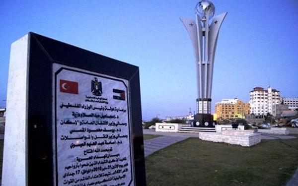 Gazze Limanı'nda hayatını kaybedenler için yapılan 12 metre yüksekliğindeki anıt dikilmişti.