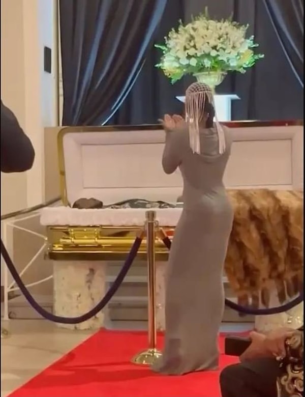 62 yaşındaki modacı Vernest Moore’un ABD’deki cenaze töreni ilginç anlara sahnede oldu.