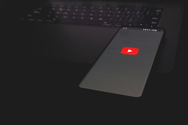 YouTube'tan içerik üreticilerine müjde: Popüler müzisyenlerin sesleriyle video üretilmesini sağlayacak bir yapay zeka aracı hazırlığı yapılıyor.