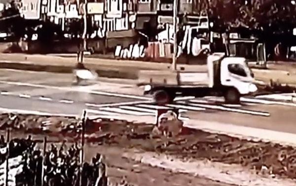 Bir motosiklet sürücüsü, yan yola geçmeye çalışan bir kamyonun altında kaldı.
