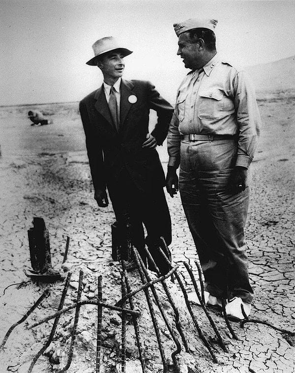1. J. Robert Oppenheimer ve Tuğgeneral Leslie R. Groves Jr. Atom bombasının kullanıldığı sıfır noktasındayken çekilmiş bir fotoğraf. (Eylül 1945)