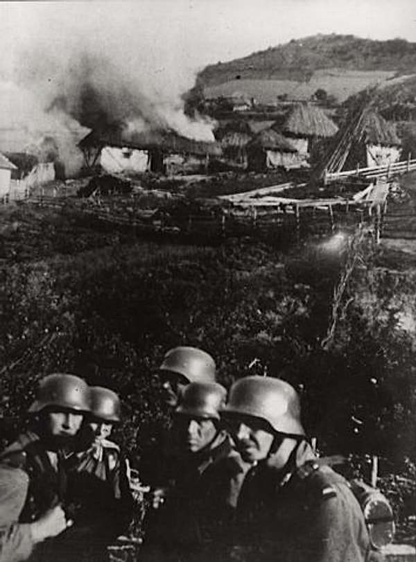 4. Alman askerleri bir Sırp köyünü ateşe verirken çekilmiş bir fotoğraf. (1941)