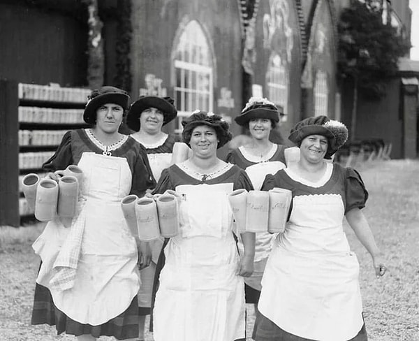 13. Almanya'nın Münih kentindeki Oktoberfest'te çalışan kadın garsonlar. (1928)