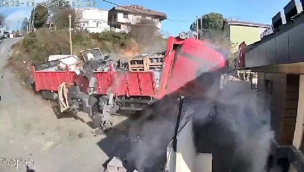 Son anda duran bir otomobil ile güvenlik kulübesini de teğet geçen TIR, bir binanın bahçe duvarına çarparak durabildi.