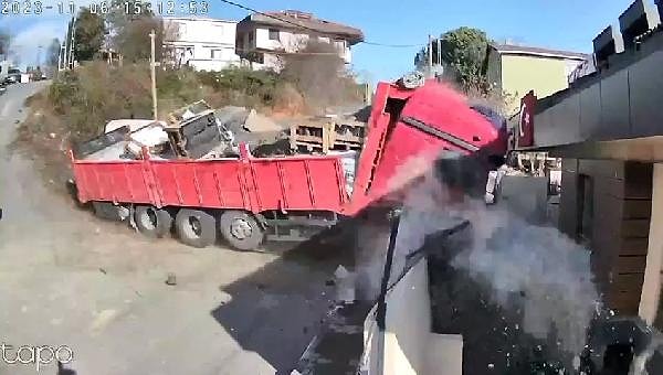 Bu sırada park halindeki TIR, yokuş aşağı kaymaya başladı. Cadde üzerindeki öğrenci servisinin şoförü, TIR'ın şoförü olmadan ilerlediğini fark ederek servis aracını geri geri götürerek olası bir faciayı engelledi.