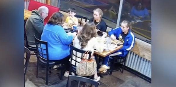 Bir aile, restoranda sakince yemeklerini yiyordu.