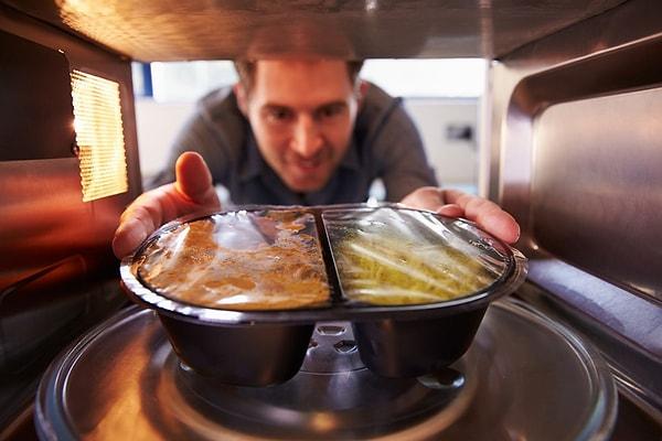 4. Mikrodalga fırınınızın içini temizlerseniz, yiyecekleriniz daha verimli ve eşit bir şekilde ısınır.