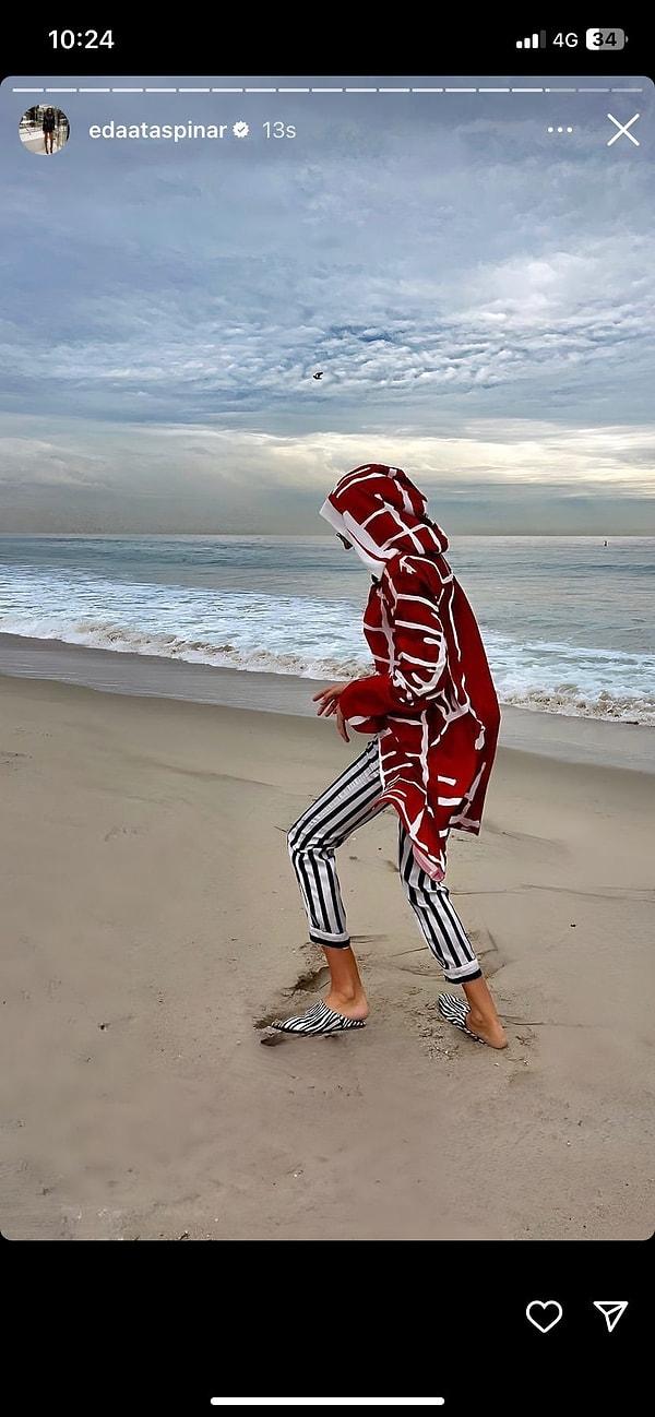 Taşpınar, sahilde paylaştığı fotoğraflarında kırmızı üzerine beyaz desenler olan bol üstü ve siyah beyaz çizgili pantolonun altına giydiği zebra desenli terlik giydi.