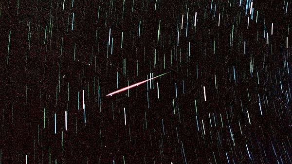 Greenwich Kraliyet Gözlemevi'nden astronom Dr. Affelia Wibisono, Leonid meteorlarının hızları nedeniyle çok parlak olabileceğini ve bazen yeşil veya mavi renklerde görünebileceğini belirtiyor.