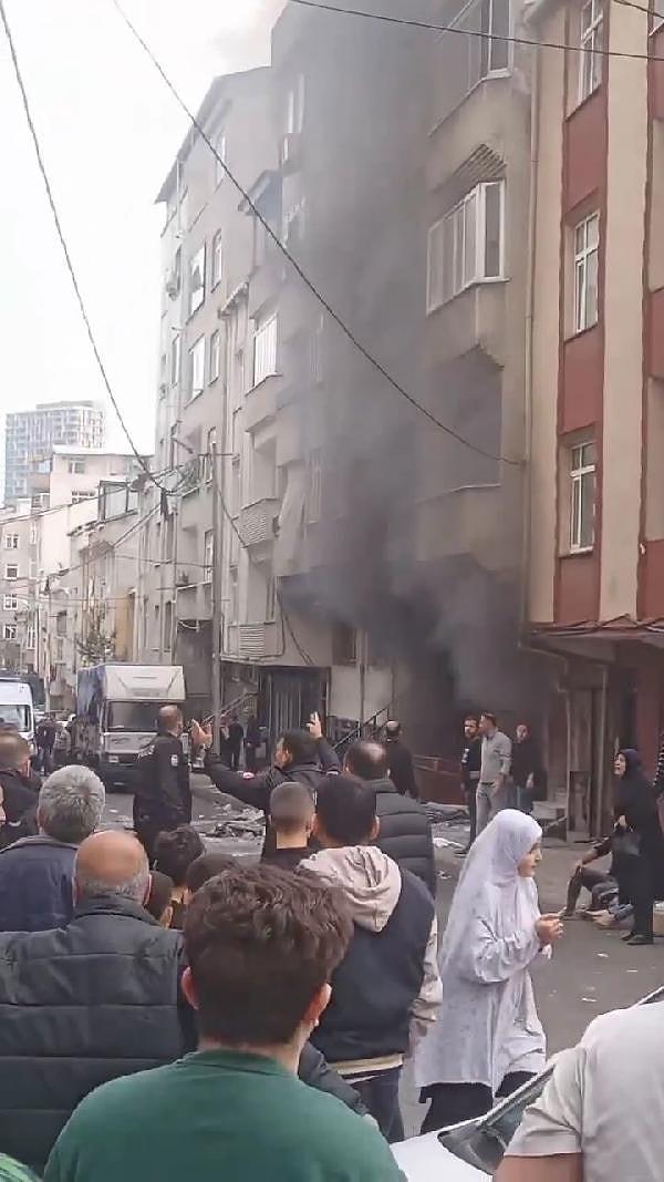 Küçükçekmece Atatürk Mahallesi'nde 4 katlı binanın giriş katındaki dairede saat 15.00 sıralarında patlama meydana geldi.  Olay yerine itfaiye ve sağlık ekipleri sevk edildi.