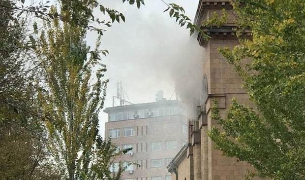 Ermenistan’ın başkenti Erivan’da bulunan devlet üniversitesinin kimya bölümünde patlama meydana geldi. Polis tarafından yapılan açıklamada, patlama sonrası binada yangın çıktığı ve olay yerine itfaiye ekiplerinin sevk edildiği kaydedildi.