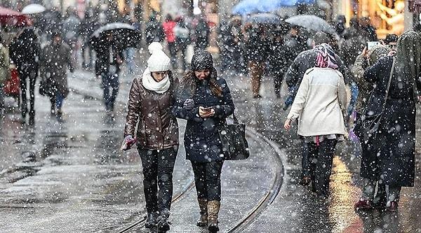 İBB’ye bağlı AKOM’dan yapılan yazılı açıklamaya göre, İstanbul’a hafta sonu Balkanlar üzerinden soğuk ve yağışlı sistemi giriş yapacak. Sistemin etkisiyle rüzgârın yarın öğle saatlerinden (12:00) itibaren lodos yönünden (40-60km), pazar erken saatlerden (01:00) itibaren ise karayelden (50-80km), kuzey bölgelerde kısa süreli hamlelerle tam fırtına (90-110km/s) şeklinde etkili olması tahmin ediliyor.