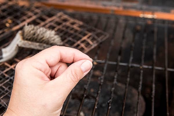 7. ''Metal ızgara fırçaları. Kopabilir ve burgerinize girebilirler ve onu yediğinizde yemek borunuzdan veya bağırsaklarınızdan geçerek iç hasara veya teşhis edilmesi zor bakteriyel bir enfeksiyona neden olabilir. Kızım bir cerrah ve insanları bundan kurtardı. Izgarayı temizlemek için tahta bir kürek kullanın."