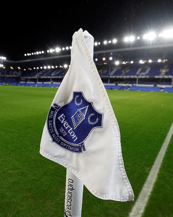 Premier Lig'den yapılan açıklamada, Everton'a 2021-2022 sezonunda finansal sürdürülebilirlik kurallarını ihlal etmesi nedeniyle söz konusu cezanın verildiği belirtildi.
