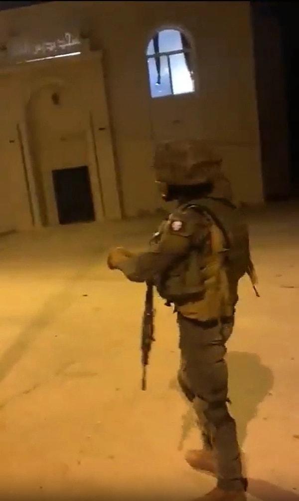 Batı Şeria'da İsrail askerleri, ezan okunduğu sırada bir camiye ses bombası attı.