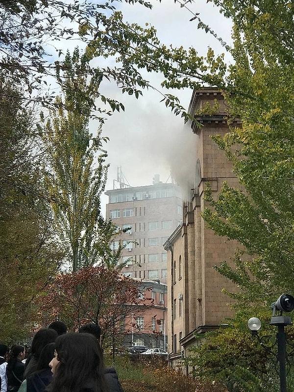 Ermenistan’da Erivan Devlet Üniversitesi’nin kimya bölümünde patlama meydana geldi. Patlamada 1 kişinin yaşamını yitirdiği, biri ağır 3 kişinin de yaralandığı kaydedildi.