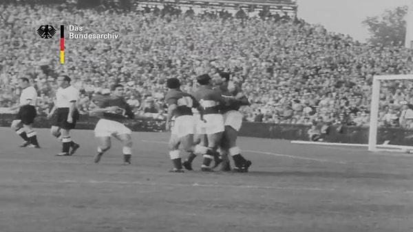17 Haziran 1954'te oynanan maça Türkiye çok iyi başladı. Suat Mamat'ın henüz ikinci dakikada attığı gol ile güçlü rakibi karşısında öne geçti.