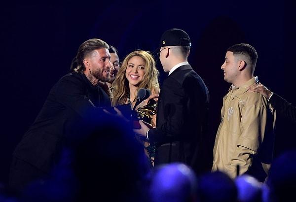 Latin Grammy Ödülleri'nde geceye Shakira damga vurdu. Shakira'nın 3 ödül topladığı gecede, En İyi Pop Şarkısı ödülü, Pique'ye göndermeler içeren "Shakira: Bzrp Music Sessions, Vol. 53" şarkısıydı.