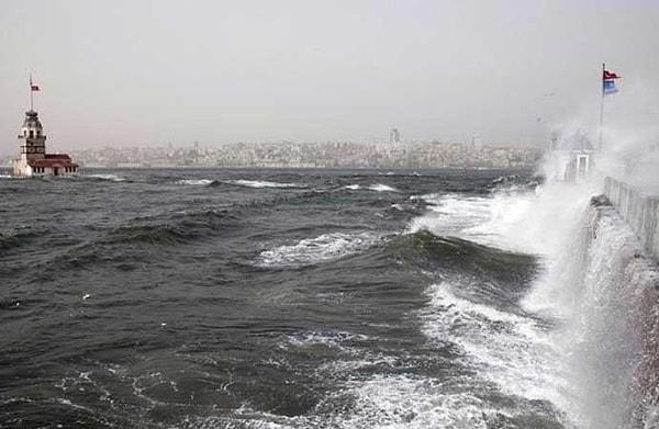 Karadeniz’de oluşan ve pazar sabahı İstanbul’a çıkarma yapması beklenen siklonun, saatteki hızının 125 kilometreyi bulabileceği tahmin ediliyor.